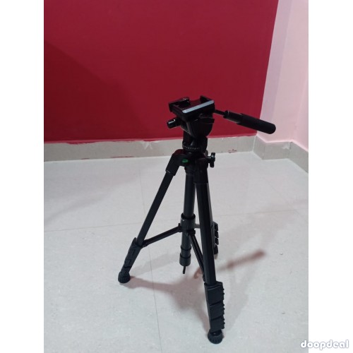 Canon EOS 77D DSLR Camera (EF-S18-135mm)