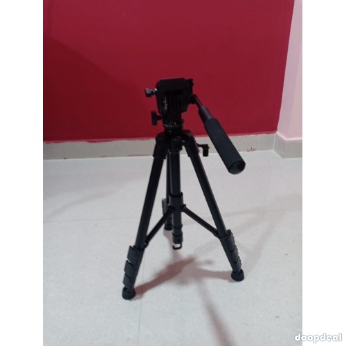 Canon EOS 77D DSLR Camera (EF-S18-135mm)